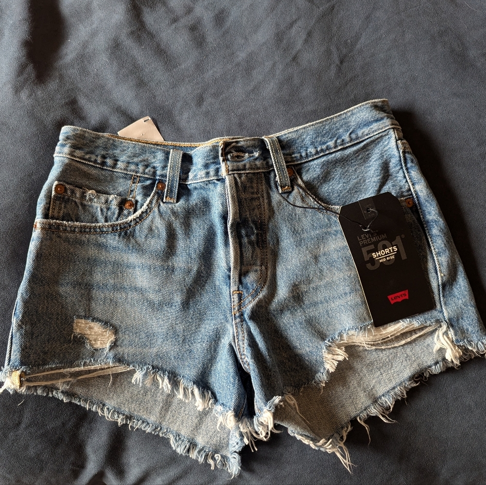 BRAND NEW: Levi 501 jean shorts - size 26